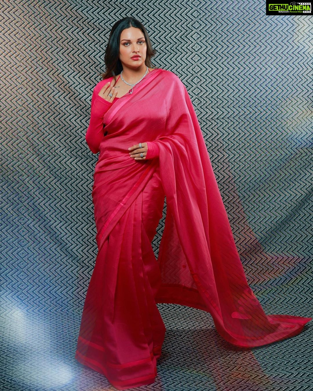 Himanshi Khurana Instagram - Jewellery @urbanmutiyar Mua @kashish_art