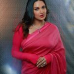 Himanshi Khurana Instagram – Jewellery @urbanmutiyar 
Mua @kashish_art