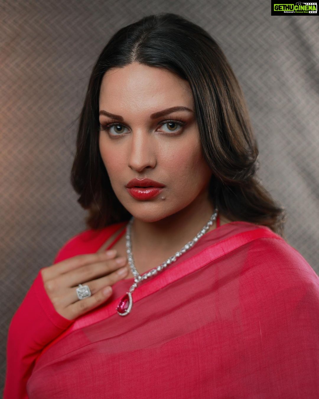Himanshi Khurana Instagram - Jewellery @urbanmutiyar Mua @kashish_art