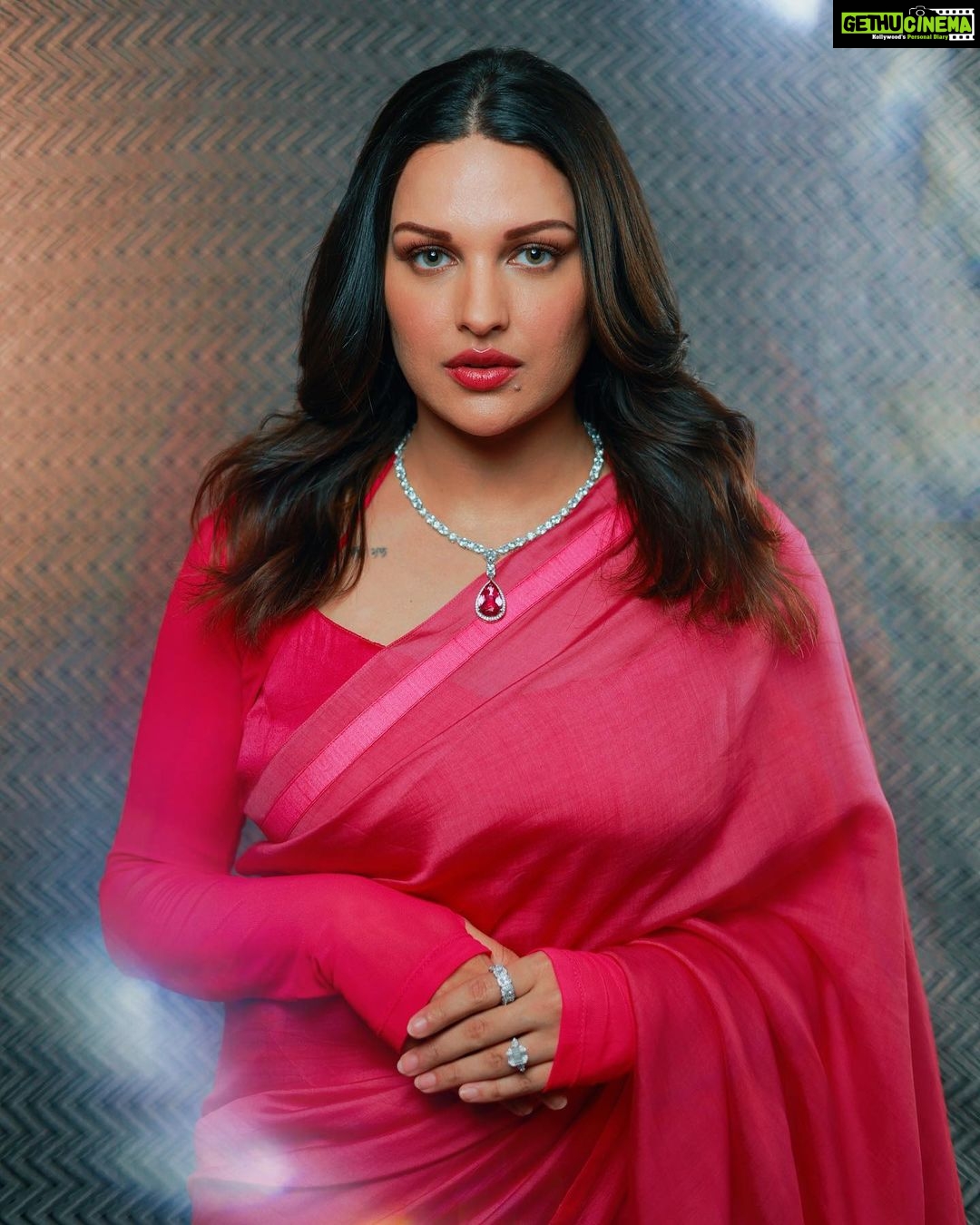 Himanshi Khurana Instagram - Jewellery @urbanmutiyar Mua @kashish_art