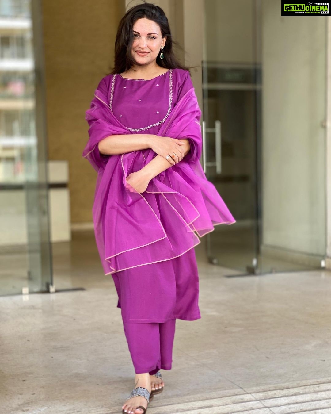 Himanshi Khurana Instagram - Outfit @houseofayuda Earrings @urbanmutiyar