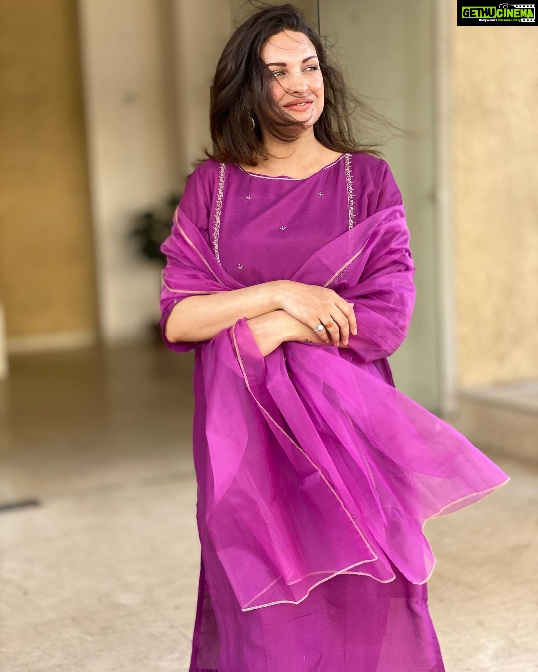 Himanshi Khurana Instagram - Outfit @houseofayuda Earrings @urbanmutiyar