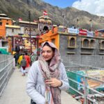 Himanshi Khurana Instagram - PoV : you are on chaar dham yatra Badrinath Dham