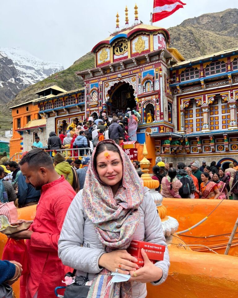 Himanshi Khurana Instagram - PoV : you are on chaar dham yatra Badrinath Dham