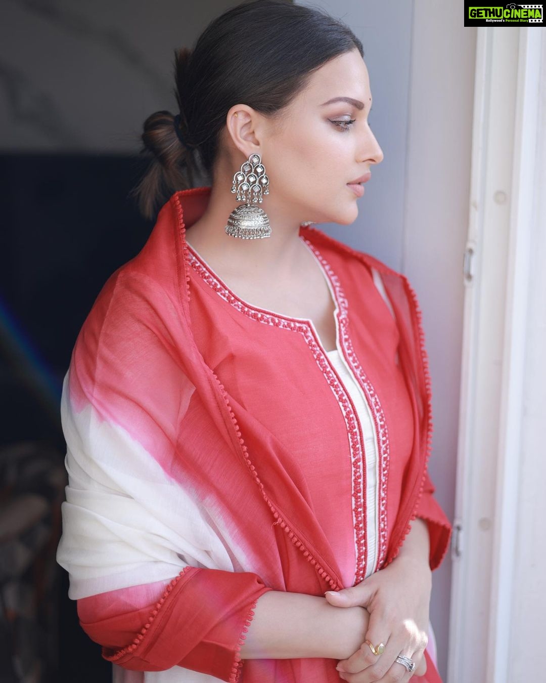 Himanshi Khurana Instagram - Outfit @suidhaagabyshweta Jewellery @urbanmutiyar 📸 @himanshukhurana1