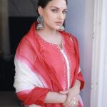 Himanshi Khurana Instagram - Outfit @suidhaagabyshweta Jewellery @urbanmutiyar 📸 @himanshukhurana1