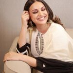 Himanshi Khurana Instagram – Eid Mubarak 🌙
Happy Akshaya Tritiya and Parshuram Jayanti 

Outfit @suidhaagabyshweta 
Jewellery @urbanmutiyar 
Mua @kashish_art 

📸 @himanshukhurana1