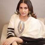 Himanshi Khurana Instagram – Eid Mubarak 🌙
Happy Akshaya Tritiya and Parshuram Jayanti 

Outfit @suidhaagabyshweta 
Jewellery @urbanmutiyar 
Mua @kashish_art 

📸 @himanshukhurana1