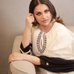 Himanshi Khurana Instagram – Eid Mubarak 🌙
Happy Akshaya Tritiya and Parshuram Jayanti 

Outfit @suidhaagabyshweta 
Jewellery @urbanmutiyar 
Mua @kashish_art 

📸 @himanshukhurana1