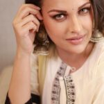 Himanshi Khurana Instagram – Eid Mubarak 🌙
Happy Akshaya Tritiya and Parshuram Jayanti 

Outfit @suidhaagabyshweta 
Jewellery @urbanmutiyar 
Mua @kashish_art 

📸 @himanshukhurana1