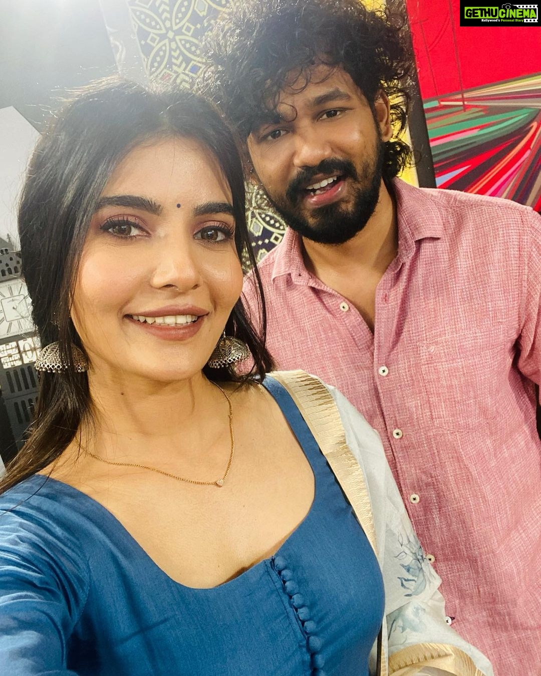 Hiphop Tamizha Instagram - Trailer is out now (link in bio) #sivakumarinsabatham - Sivakumar & Shruthi 🤟🏻 Aduthu ovvoru charecter ah intro panrom 🙏🏻