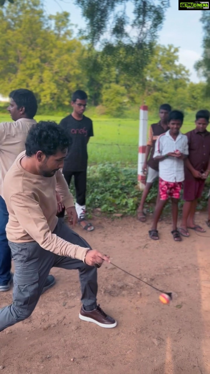 Hiphop Tamizha Instagram - If you were a 90s kid and you went to your தாத்தா - பாட்டி ஊரு for the vacations, then you’ll know spinning a bambaram issa vibe 😁🤟🏻 tag your “Bambaram” mate 😆😄🤟🏻 Super memories from the #Veeran shooting spot 😁❤️ #veeran