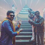 Hiphop Tamizha Instagram - அந்த கருப்பு கண்ணாடி மாட்டிட்டு cute ah நிக்குறாரே, அவரு தான் எங்க director @ark.saravan_dir ! அவருக்கு ஒரு கோட்ட மாட்டி frame குள்ள நிக்க வெக்கறதுக்கு நாங்க பட்ட பாடிருக்கே 🤷🏻‍♂️ எல்லா புகழும் @kaaliactor அண்ணனுக்கே 🙏🏻😁 Btw, the song hit 6M and is still trending - அதுவும் எங்க தலைவர் னால தான் 🥳🤘🏻