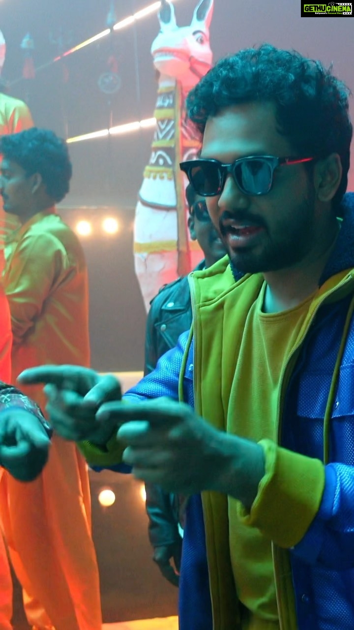Hiphop Tamizha Instagram - இந்த இரண்டு பேர் இல்லாம இந்த music video இல்லை #thunderkaaran க்கு thank you 😁🙏🏻 - First time i worked with @dancersatz on a song ! Thank you for the beautiful choreography brother ❤️ @aswinfilm - நான் என்னனு சொல்ல 🤷🏻♂️ video soober ❤️ thank you my anbu thambi 👍🏻