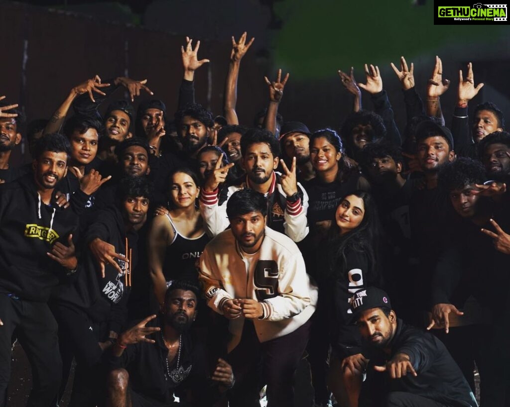Hiphop Tamizha Instagram - Looking at all the response from the bboys & bgirls, i’m pretty sure the culture gon’ blow up big 🔥🤟🏻 let em’ dance videos keep coming ✌🏻 We do this for the culture 🥁 #chinnapaiyan