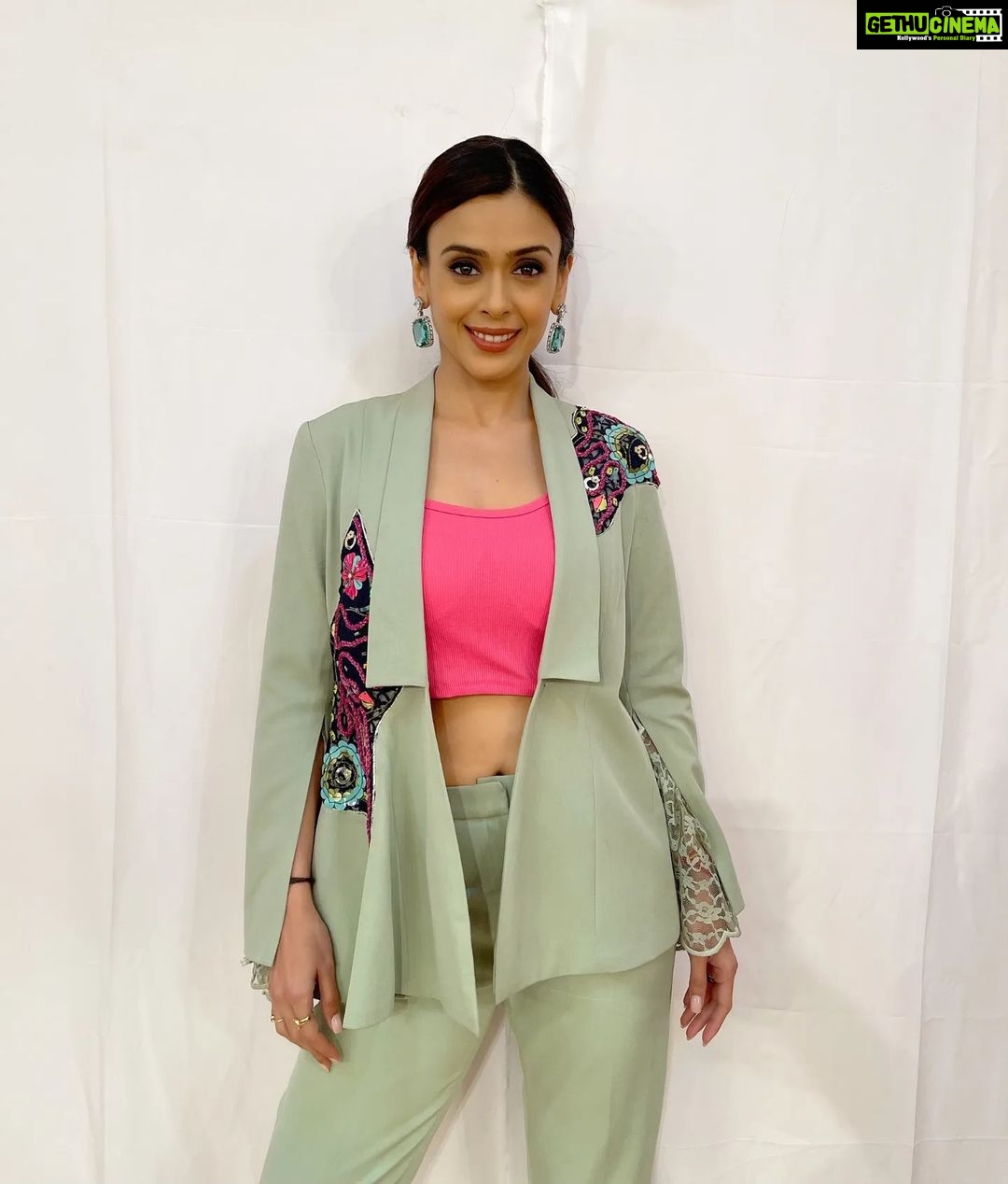 Hrishitaa Bhatt Instagram - Look for the magic in every moment. Watch #Rangoli which airs on Sunday at 8 am & 7:30 pm and also on next saturday at 10pm Only on @ddnational @ddnationalrangoli . . Styled by - @stylebyriyajn Assisted by- @moreprachi__ Outfit- @kmbykavita Pr- @devampandeyofficial Managed by - @moushumibanerji Make-up - @manish_kerekar @makeovrsbyritaa . . . #hrishitaabhatt #bollywoodactress #mumbaiinfluencer #mumbaiinstagrammers #mumbaidaily #mumbaigram #mumbaifashion #bollywoodfashion #bollywoodstyle #indianactress #glitz #glamourous #ddnational #ddnationalrangoli