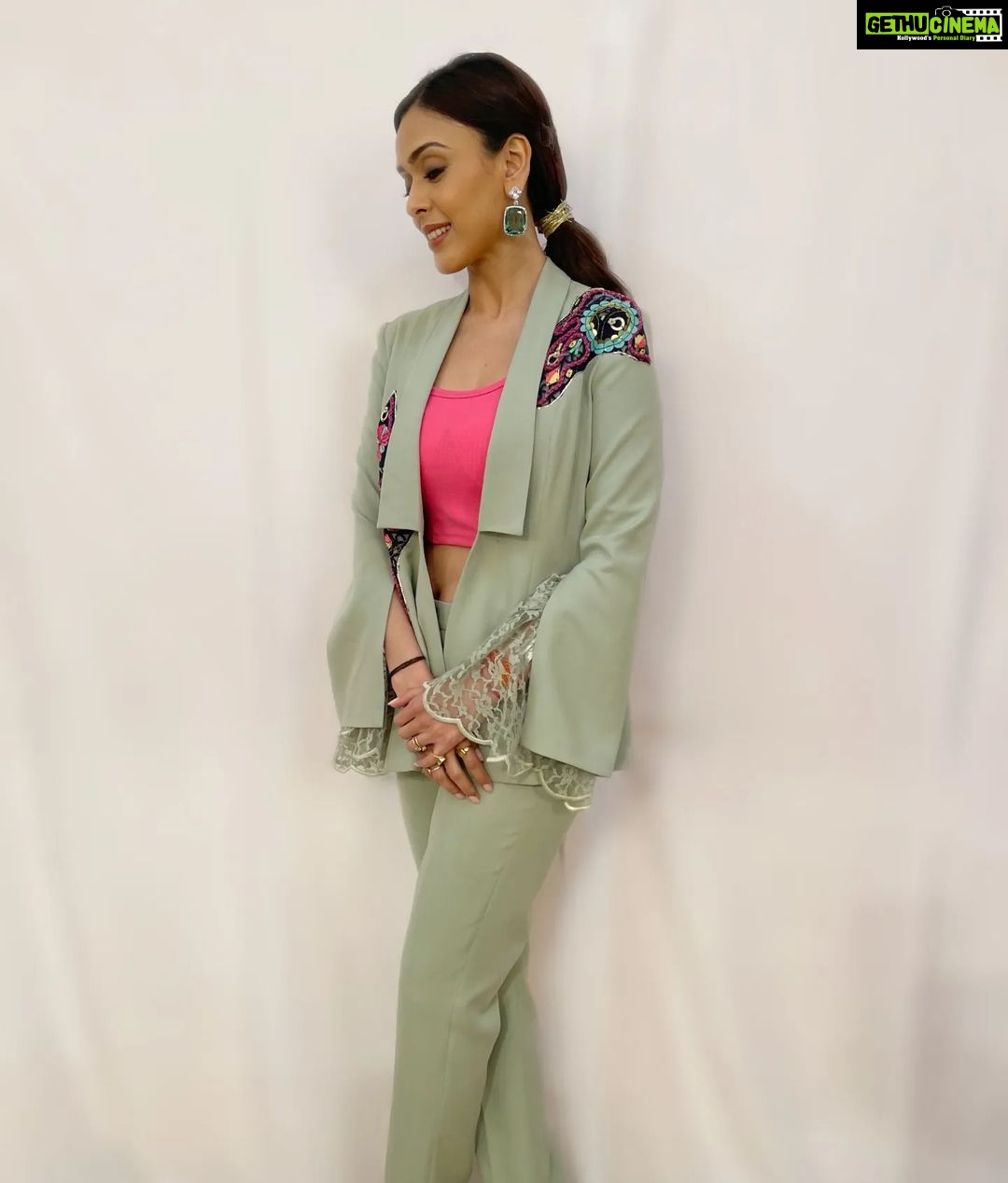Hrishitaa Bhatt Instagram - Look for the magic in every moment. Watch #Rangoli which airs on Sunday at 8 am & 7:30 pm and also on next saturday at 10pm Only on @ddnational @ddnationalrangoli . . Styled by - @stylebyriyajn Assisted by- @moreprachi__ Outfit- @kmbykavita Pr- @devampandeyofficial Managed by - @moushumibanerji Make-up - @manish_kerekar @makeovrsbyritaa . . . #hrishitaabhatt #bollywoodactress #mumbaiinfluencer #mumbaiinstagrammers #mumbaidaily #mumbaigram #mumbaifashion #bollywoodfashion #bollywoodstyle #indianactress #glitz #glamourous #ddnational #ddnationalrangoli