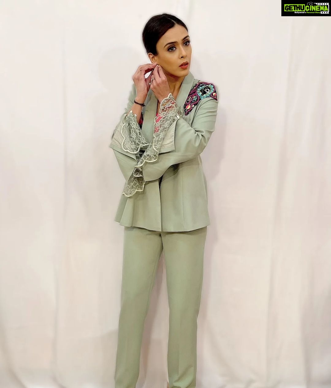 Hrishitaa Bhatt Instagram - Look for the magic in every moment. Watch #Rangoli which airs on Sunday at 8 am & 7:30 pm and also on next saturday at 10pm Only on @ddnational @ddnationalrangoli . . Styled by - @stylebyriyajn Assisted by- @moreprachi__ Outfit- @kmbykavita Pr- @devampandeyofficial Managed by - @moushumibanerji Make-up - @manish_kerekar @makeovrsbyritaa . . . #hrishitaabhatt #bollywoodactress #mumbaiinfluencer #mumbaiinstagrammers #mumbaidaily #mumbaigram #mumbaifashion #bollywoodfashion #bollywoodstyle #indianactress #glitz #glamourous #ddnational #ddnationalrangoli