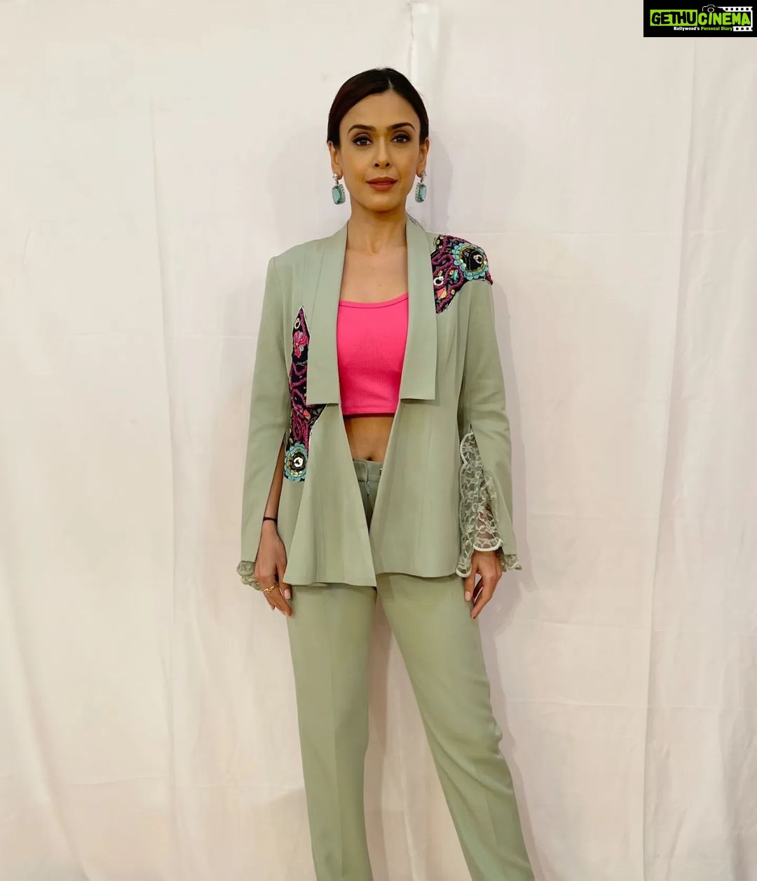 Hrishitaa Bhatt Instagram - Look for the magic in every moment. Watch #Rangoli which airs on Sunday at 8 am & 7:30 pm and also on next saturday at 10pm Only on @ddnational @ddnationalrangoli . . Styled by - @stylebyriyajn Assisted by- @moreprachi__ Outfit- @kmbykavita Pr- @devampandeyofficial Managed by - @moushumibanerji Make-up - @manish_kerekar @makeovrsbyritaa . . . #hrishitaabhatt #bollywoodactress #mumbaiinfluencer #mumbaiinstagrammers #mumbaidaily #mumbaigram #mumbaifashion #bollywoodfashion #bollywoodstyle #indianactress #glitz #glamourous #ddnational #ddnationalrangoli
