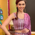 Hrishitaa Bhatt Instagram - Make sure to watch #Rangoli which airs on Sunday at 8 am & 7:30 pm and also on next saturday at 10pm Only on @ddnational @ddnationalrangoli . . Styled by - @stylebyriyajn Assisted by- @moreprachi__ Outfit- @farhasyedofficial Managed by - @moushumibanerji Make-up - @manish_kerekar @makeovrsbyritaa . . . #hrishitaabhatt #bollywoodactress #mumbaiinfluencer #mumbaiinstagrammers #mumbaidaily #mumbaigram #mumbaifashion  #bollywoodfashion #bollywoodstyle #indianactress #glitz #glamourous #ddnational #ddnationalrangoli
