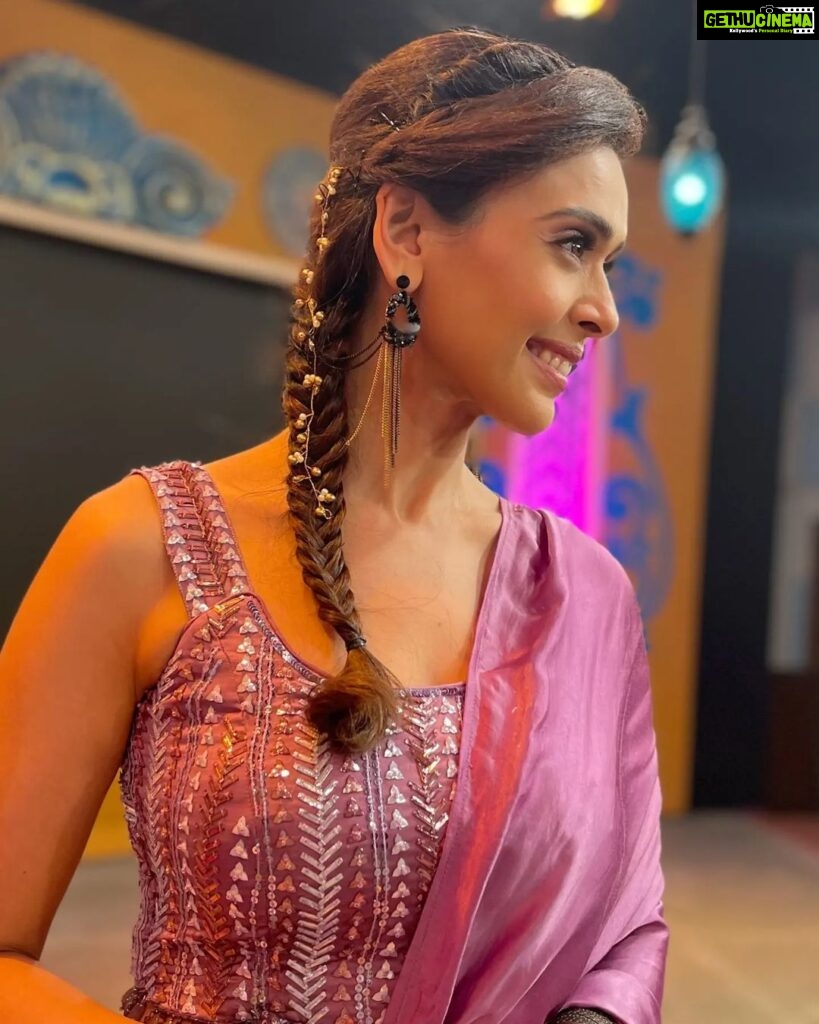 Hrishitaa Bhatt Instagram - Make sure to watch #Rangoli which airs on Sunday at 8 am & 7:30 pm and also on next saturday at 10pm Only on @ddnational @ddnationalrangoli . . Styled by - @stylebyriyajn Assisted by- @moreprachi__ Outfit- @farhasyedofficial Managed by - @moushumibanerji Make-up - @manish_kerekar @makeovrsbyritaa . . . #hrishitaabhatt #bollywoodactress #mumbaiinfluencer #mumbaiinstagrammers #mumbaidaily #mumbaigram #mumbaifashion  #bollywoodfashion #bollywoodstyle #indianactress #glitz #glamourous #ddnational #ddnationalrangoli
