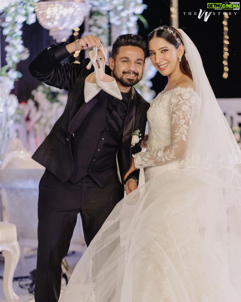 Hussain Dalal Instagram - Happy half anniversary @zeebamiraie ♥ thank you for marrying me, from the photos it’s evident, tune meri life bana di ! Alhamdolillah!!! #mashaallah #amantobillah 🧿🧿🧿🧿🧿