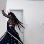 Indravathi Chauhan Instagram – Wearing this gown makes me feel like a real gothic queen.🥰🖤…….
#kosshetimisalolusong🥰😍 #ooantavaooooantavasong🔥🔥 #speaker 

Outfit/: @label_swathyreddy