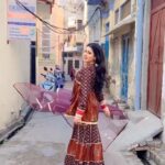 Isha Malviya Instagram - mainu jhaanjhar bana lae pair di..!❤️ . Suit from @doree_punjab 😍 . @gippygrewal @jasminbhasin2806 #jhaanjhar #trendingsong #jassu #onsetreel