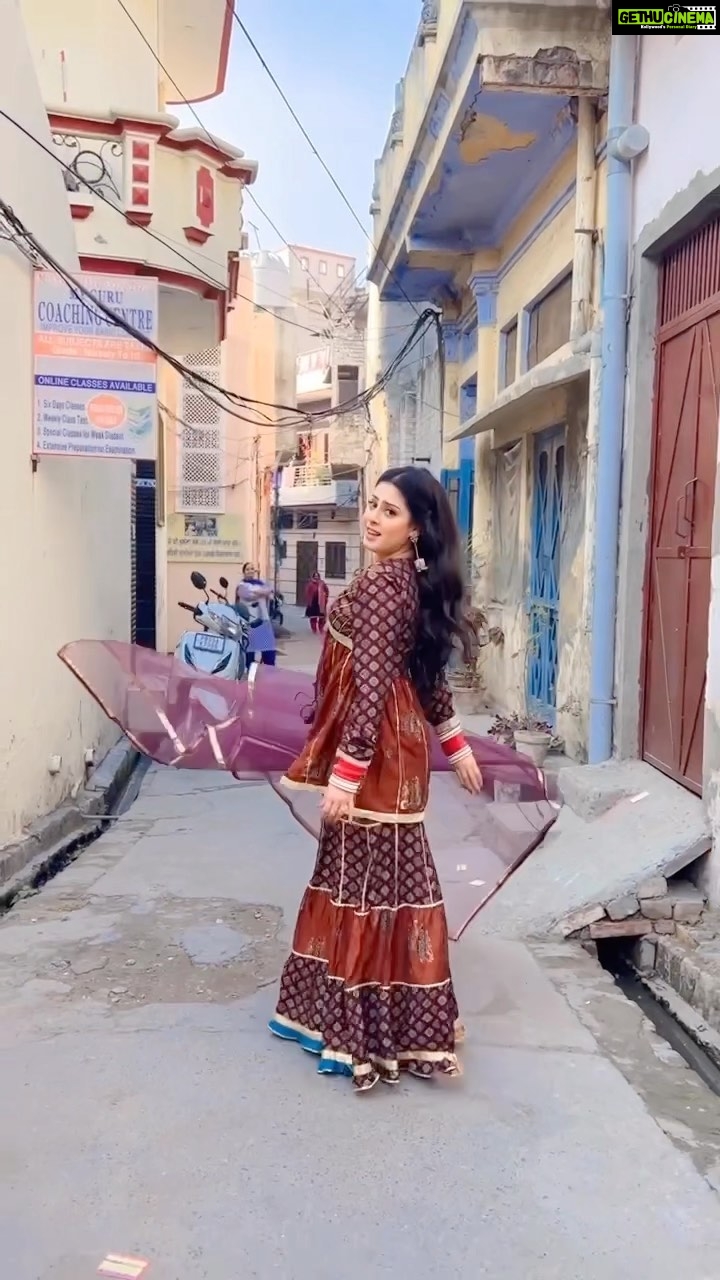 Isha Malviya Instagram - mainu jhaanjhar bana lae pair di..!❤️ . Suit from @doree_punjab 😍 . @gippygrewal @jasminbhasin2806 #jhaanjhar #trendingsong #jassu #onsetreel
