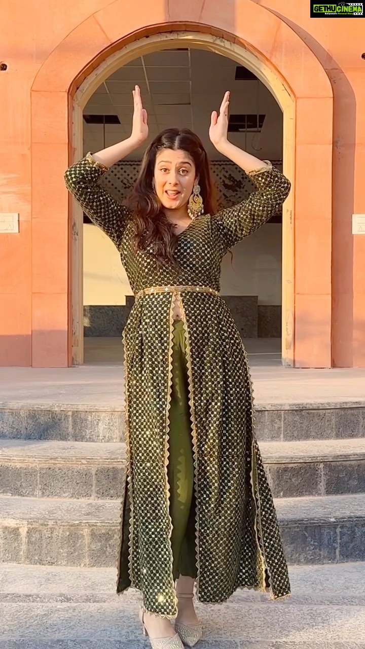 Isha Malviya Instagram - #viah ππ . @sarthi_k @ranbanproduction keep making reels on our new song and don't forget to tag us! . Suit From @doree_punjab π . #ishamalviya #dance #punjabi #newsong #viah #sarthik #suit