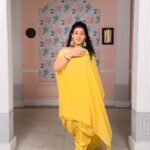 Isha Malviya Instagram - ruk ruk chalein saansein meri....💛🙈 . #manike #randomreel #udaariyaan #jassu