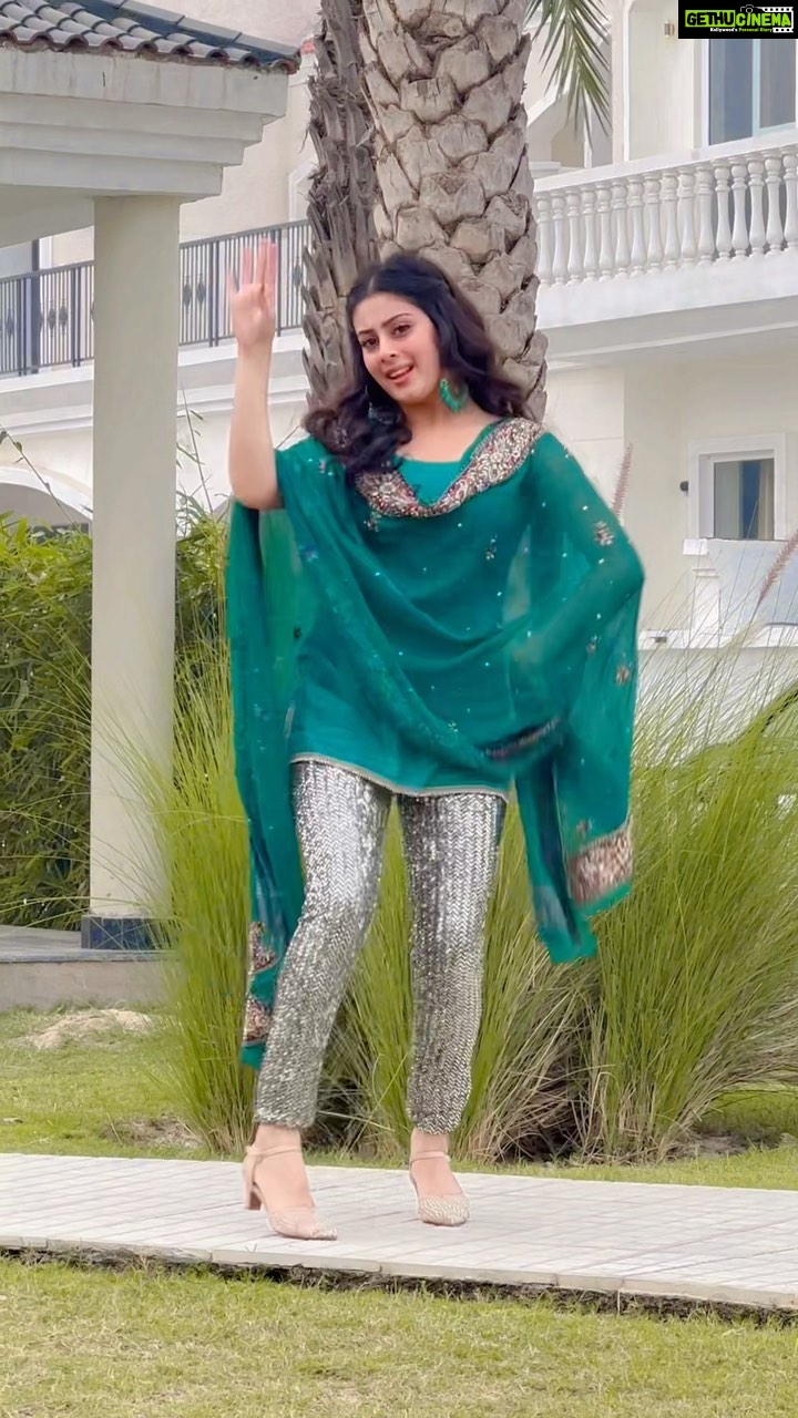 Isha Malviya Instagram - What a lovely song! @akullofficial 😍🤲🏻 . DC by - @sagar_bora 💃🏻 . #laalmehendiyaan #akull #dance #ishamalviya #suit