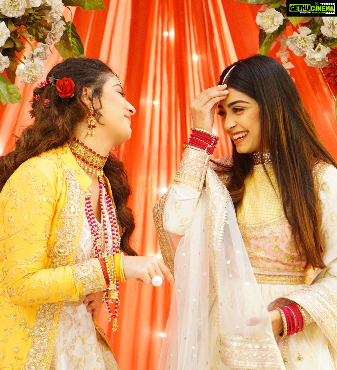 Isha Malviya Instagram - Posers —> swipe . Pic credits @akashdeep_16_50 . . . . . . . . . #udaariyaan #colors #nehmat #harleen #twinkle #candids #nehkleen