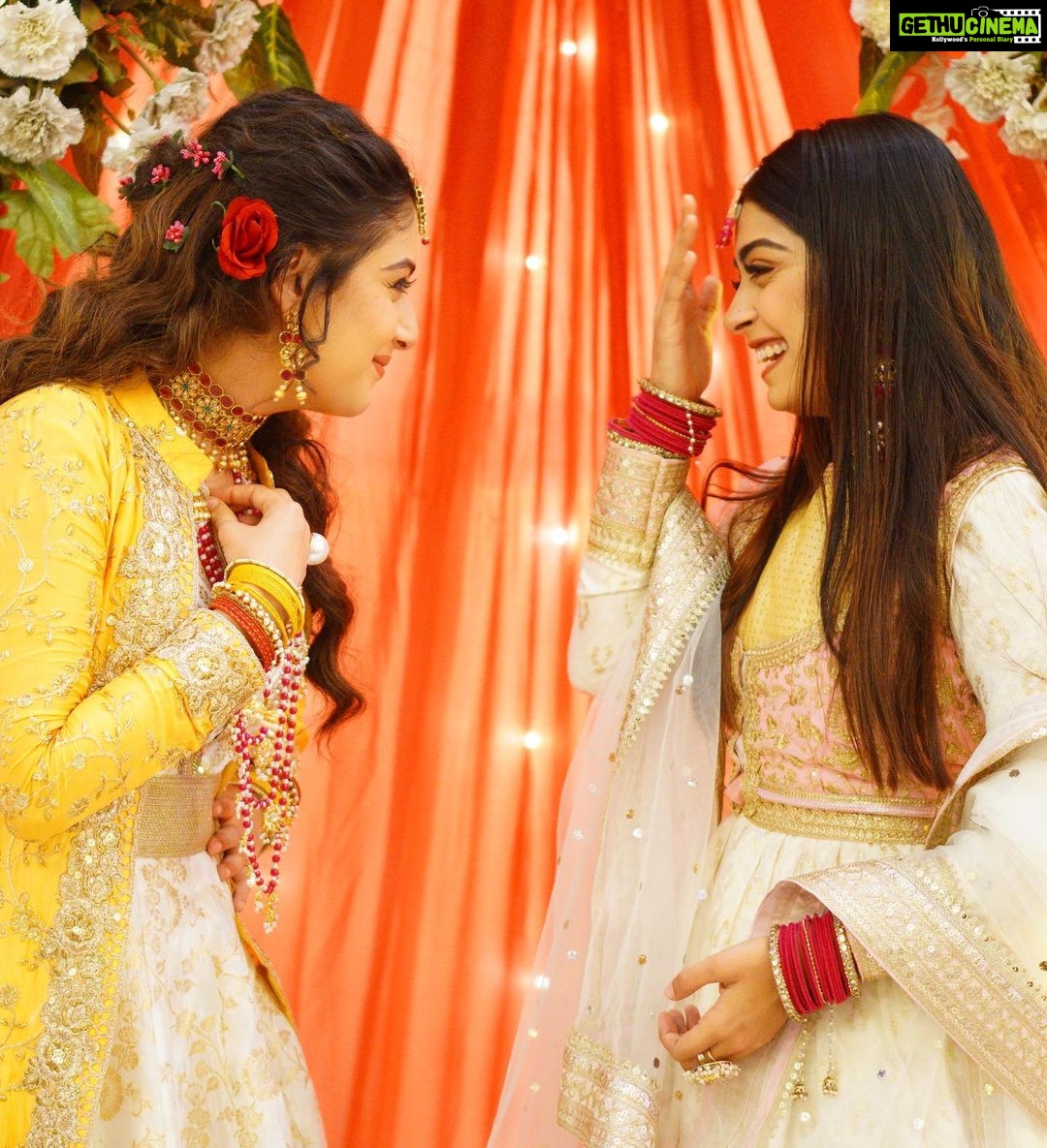 Isha Malviya Instagram - Posers —> swipe . Pic credits @akashdeep_16_50 . . . . . . . . . #udaariyaan #colors #nehmat #harleen #twinkle #candids #nehkleen