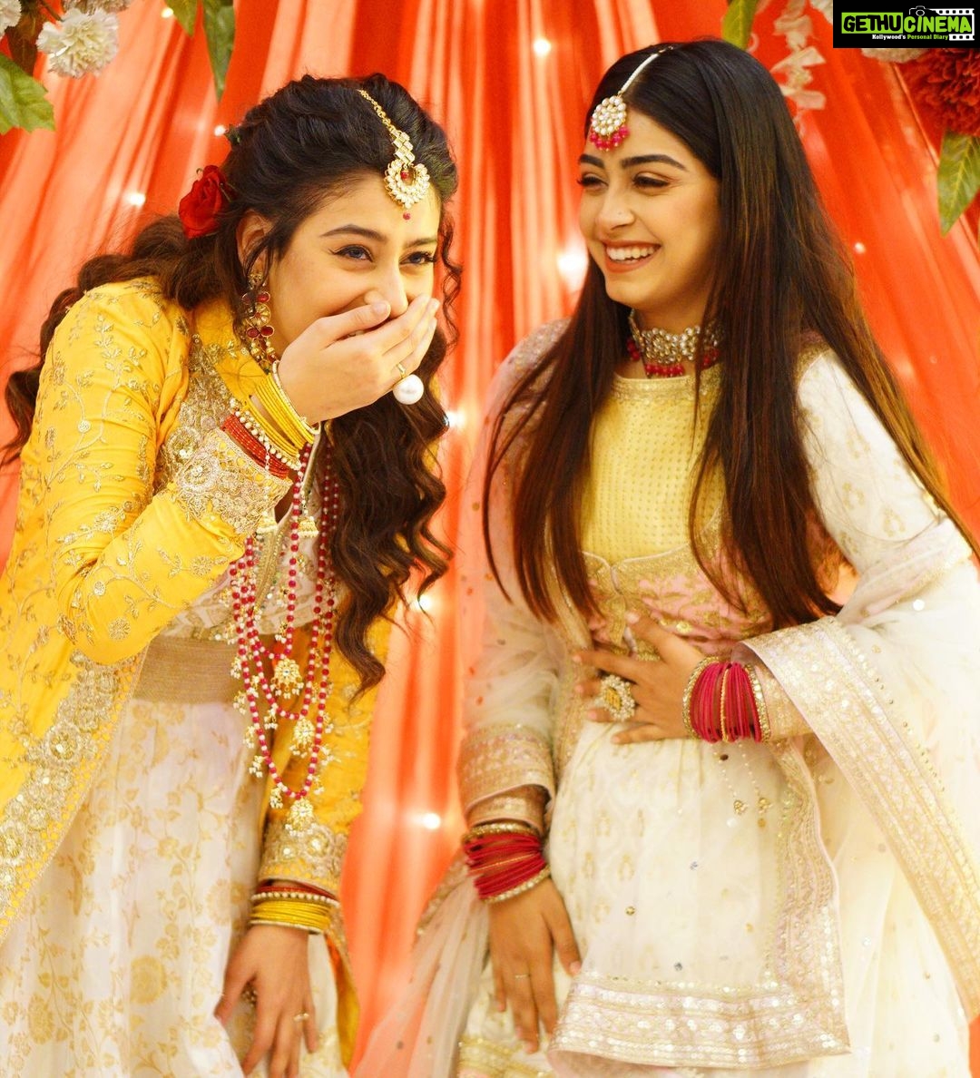Isha Malviya Instagram - Posers —> swipe . Pic credits @akashdeep_16_50 . . . . . . . . . #udaariyaan #colors #nehmat #harleen #twinkle #candids #nehkleen