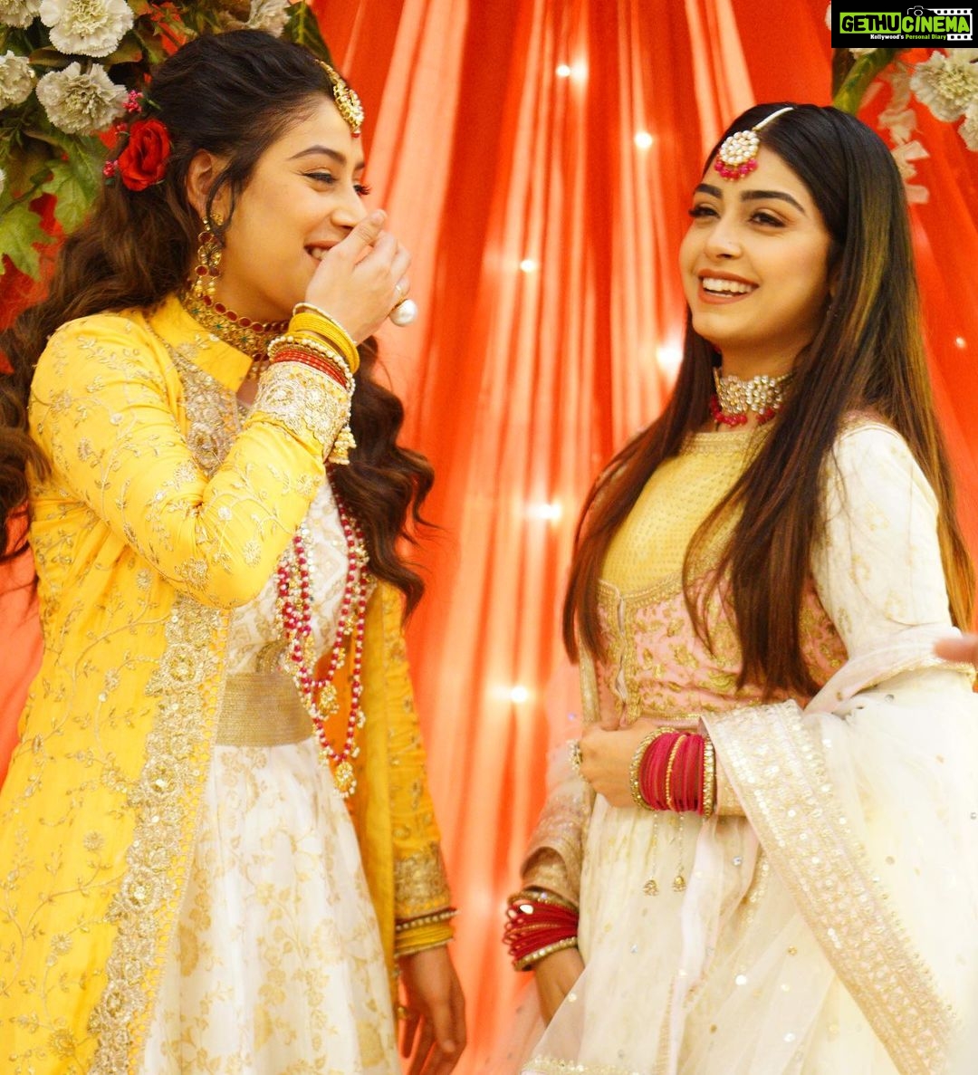 Isha Malviya Instagram - Posers —> swipe . Pic credits @akashdeep_16_50 . . . . . . . . . #udaariyaan #colors #nehmat #harleen #twinkle #candids #nehkleen
