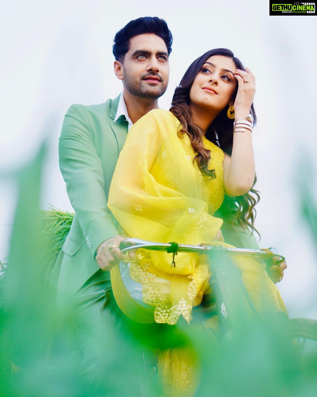 Isha Malviya Instagram - Ye Mausam Ka jaduu hai mitwaaa…🌾🌾😍 #udaariyaan #adleen #bts #randompictures