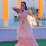 Isha Malviya Instagram - 440 volt!⚡️😉 . Saree from @heartloom_designerstudio 🌸 Location @omresorts_satna 📍 . #dance #saree #440volt #ishamalviya