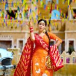 Isha Malviya Instagram - mere birthday da rakhe na khayal...😏👊🏻 . VC @sp_maan_photography . #vyahnaikarauna #ishamalviya #punjabilook #dance @gurnambhullarofficial @sonambajwa