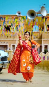 Isha Malviya Instagram - mere birthday da rakhe na khayal...😏👊🏻
.
VC @sp_maan_photography 
.
#vyahnaikarauna #ishamalviya #punjabilook #dance 
@gurnambhullarofficial @sonambajwa