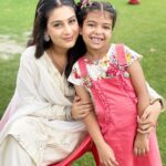Isha Malviya Instagram – As mother as daughter #Jasminekinaaz @isha__malviya @kishtu_k @colorstv #udaariyan 
.
.
.
.
.
.
.
#kishtu_k #child #artist #udaariyaan #serial #acting #shoot #life #set #star #kids #jasmine #fatejo #tejo