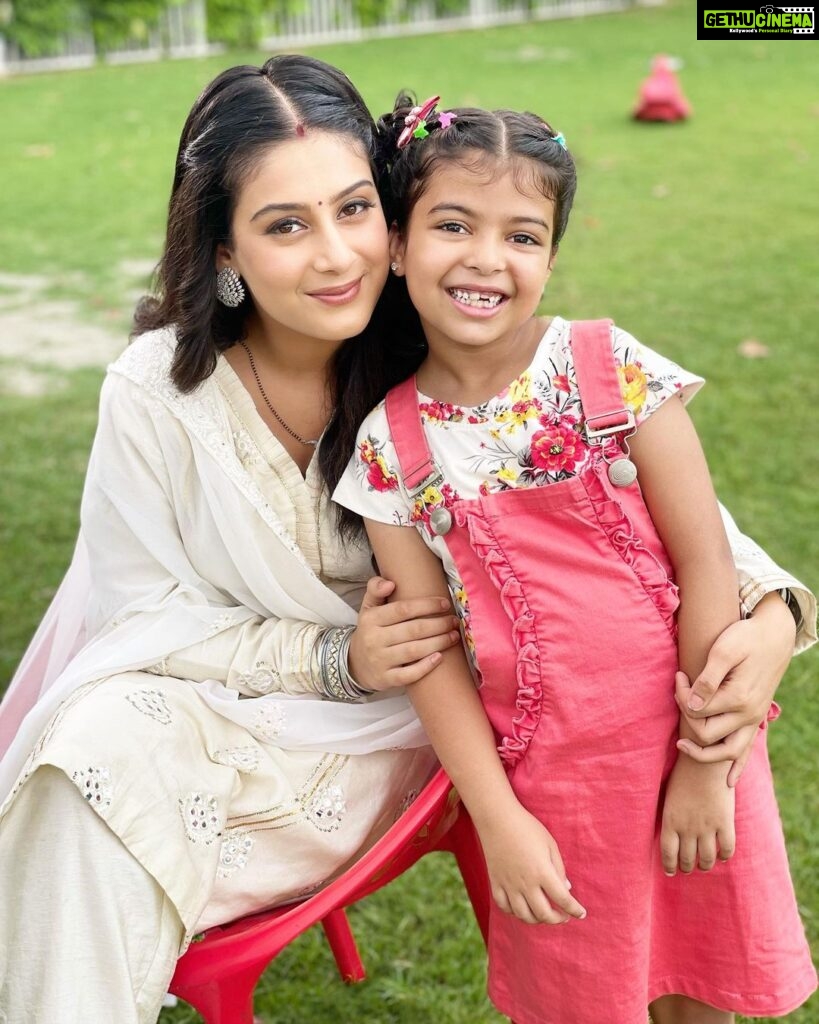 Isha Malviya Instagram - As mother as daughter #Jasminekinaaz @isha__malviya @kishtu_k @colorstv #udaariyan . . . . . . . #kishtu_k #child #artist #udaariyaan #serial #acting #shoot #life #set #star #kids #jasmine #fatejo #tejo