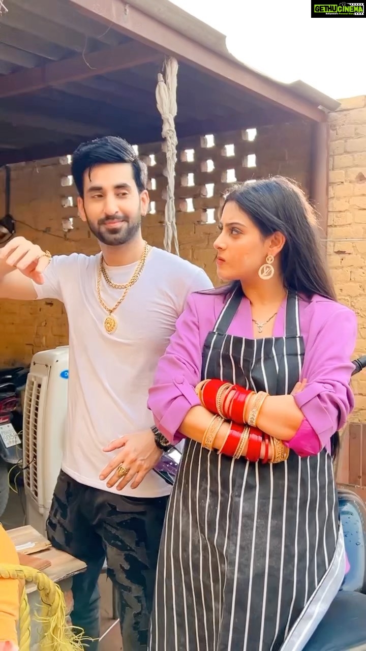 Isha Malviya Instagram - theek kaha na maine?😏😂 #bts #onsetreel #yashmine