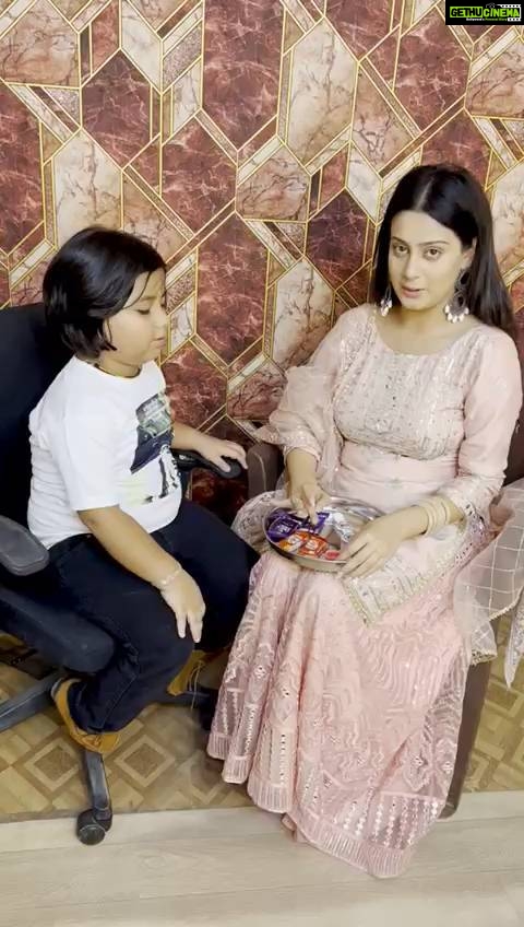 Isha Malviya Instagram - @isha__malviya she really cares me. Nd loves me ... .... @mamta__malviya02 my another mom for giving me such a cute sis ... ... #isha #jaivikwadhwa #sisterlove ##rakhshabandhan #festivevibes
