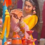 Isha Malviya Instagram – do you believe in Love At First Sight?💛🙈
.
#kesariya #brahmastra