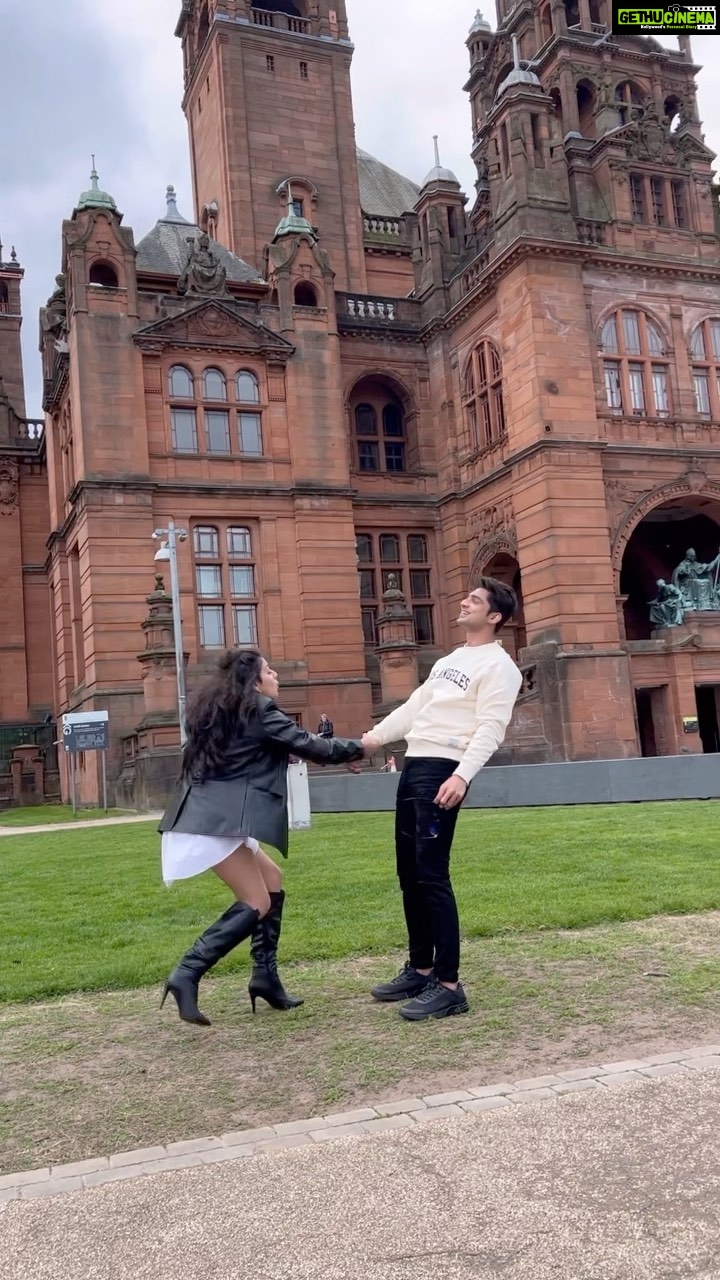 Isha Malviya - 325.8K Likes - mehbooba aur mehboob dono girne wale thešā„ļø
#abhisha #blooper #londondairies