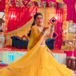 Isha Malviya Instagram - TV pe breaking news!🙈📺 styled by @mamta__malviya02 💛 #ishamalviya #udaariyaan #jasminesandhu