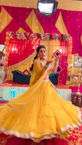 Isha Malviya Instagram - TV pe breaking news!🙈📺

styled by @mamta__malviya02 💛

#ishamalviya #udaariyaan #jasminesandhu
