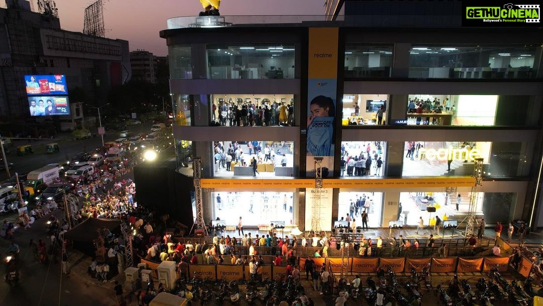 Isha Malviya Instagram - What a stunning evening with @realmeindia Being a part of the #realmeGlobalFlagshipStore launch was such a pleasure with thrill in the atmosphere, immersive tech experience and so much more💯 Do visit their virtual store to experience the #realmeVerse yourself. #GreatnessIsInStore