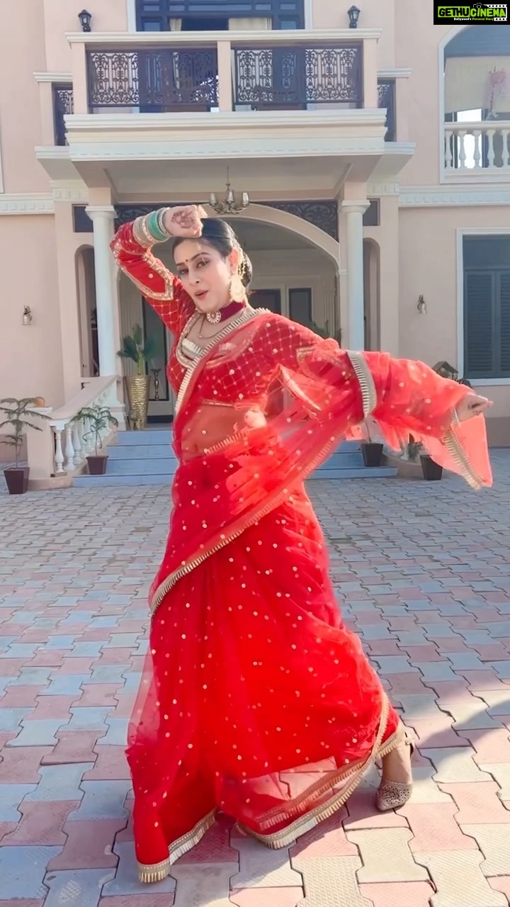 Isha Malviya Instagram - TRIED!🙈❤️ . #dolare #devdas #ishamalviya